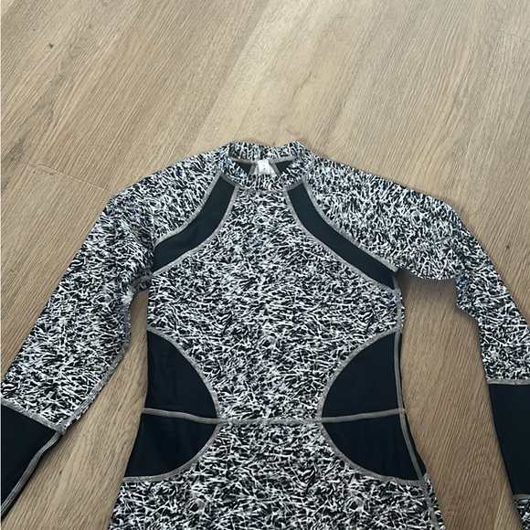 Lululemon Athletica Black and White Patterned Top - Picture 1 of 5